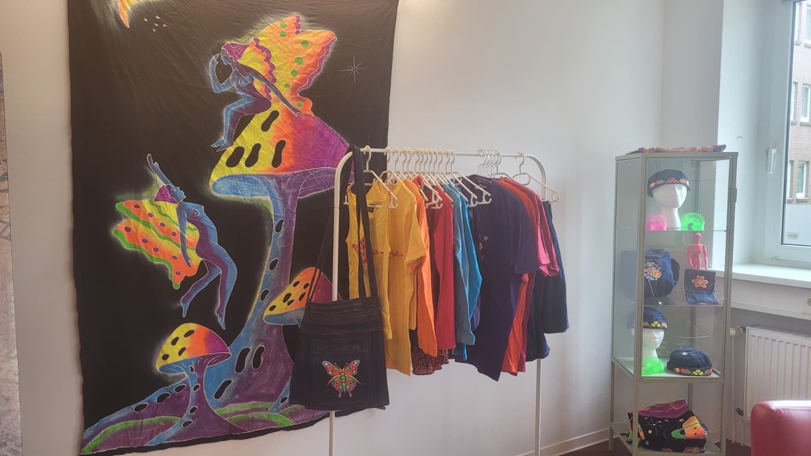 Von Michel gestaltete Kleidung, Tasche und buntes Pilzmotiv im Salon