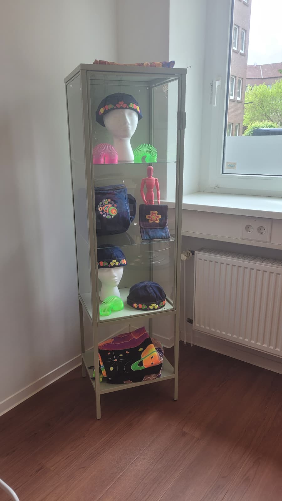 Vitrine mit von Michel gestalteten Mützen, Taschen und Accessoires